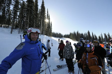 I Revelstoke fikk kidsa møte sin store helt, og Aksel skrev autografer på alt fra hjelmer til hansker. Bilde: Endre Løvaas