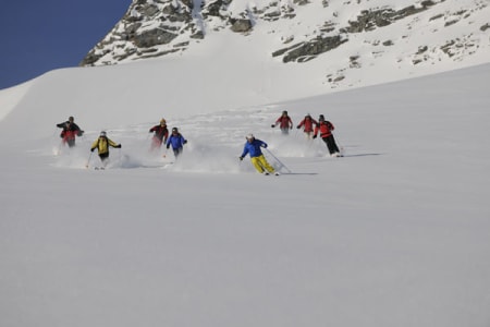 Aksel leder an en gruppe med mellomeuropeere, med ekte pulwerschnee-disiplin. Bilde: Endre Løvaas