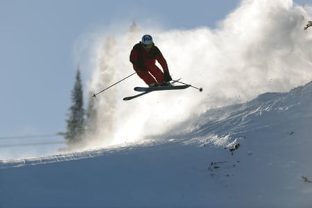 Eirik Finseth varmer opp i morgensola i Revelstoke. Bilde: Endre Løvaas