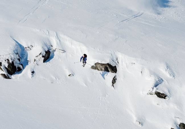 DEBUT: Aksel Lund Svindal debuterer som helikopterbasert frikjører foran kamera. Dette er på Sunnmøre under, og noen sekunder etter knuste verdens beste alpinist den ene skia si til pinneved. Bilde: Endre Løvaas