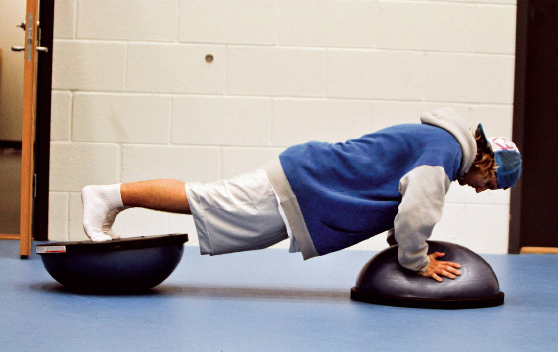 PUSH-UPS: Kroppshevinger på to bozoballer gjør deg sterkere i hele kroppen, og du trener store og stabiliserende muskelgrupper.
