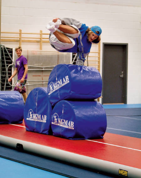 AIRTRACK: Aleksander spretter over tre tjukkasballer i denne linja med baller i forskjellige høyder. Her kan du legge inn for eksempel frontflip, misty 5, cork 3 og handdrag.
