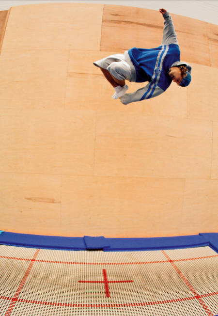 TRAMPOLINE: Du har uante muligheter på en trampoline, og du kan mer eller mindre øve alle slags triks, enten du lander tilbake på trampolinen eller har en stor tjukkas å hoppe ut på. Aleksander Aurdal har mange timer på denne trampolinen.