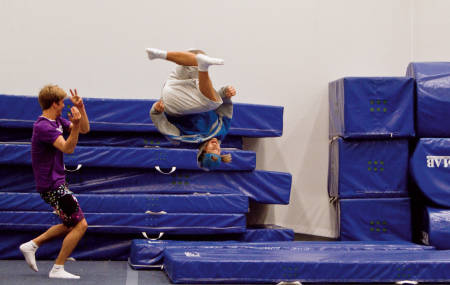 KOMPISFLIP: Ole Christian Mustad hiver Aleksander Aurdal ut i en flair. Du kan også prøve vanlig backflip og flatspin.