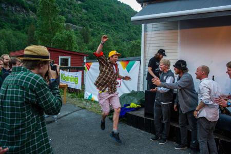 VINNER: Asbjørn Eggebø Næss kosta på seg en meget bredt smil da han klatra til topps på seierspallen. Foto: Olav Standal Tangen