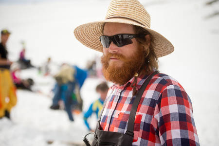 HP Hval både kommenterte og organiserte -iført hatt og raske briller i frykt for sola. Foto: Vegard Breie