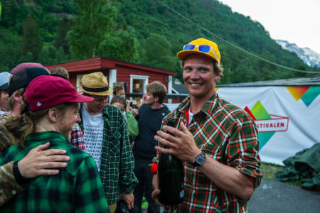 Asbjørn Eggebø Næss gratuleres med seieren av blant andre Åsmund Thorsen. Foto: Olav Standal Tangen