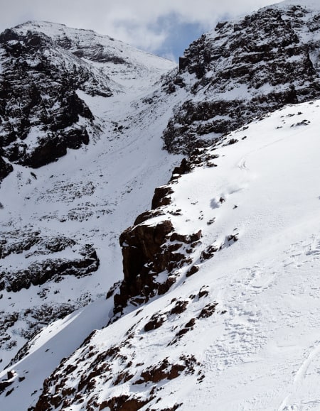 Her er det folk i både forgrunen og bakgrunnen. En som kjører pudder ned, og en gjeng som er på vei opp på Toubkal (4167 moh), som er den høyeste toppen i Atlasfjella