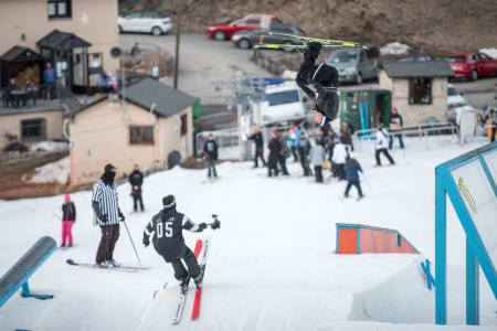 INSTAGRAMKONGEN: Med kreativ skikjøring på kjempehøyt nivå og en god del andre tøffe stunts har Benjamin Forthun blitt en av Ski-Norges råeste instagrampersonligheter. Foto: Rachel Bock