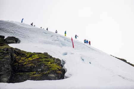 KREATIVITET: Med lite snø og få valgmuligheter måtte du være både kreativ og god på ski for å vinne i dag. Rookiene knuste Pro-gjengen på Vikafjellet, selv om rookie Sindre Holtet (bildet) kræsja etter en frisk start. Foto: Olav Standal Tangen