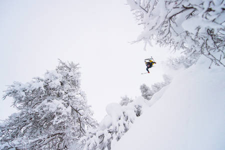 ÅPNER KONTOEN: Sondre Lindkjølen med årets første flip på årets første skidag. Foto: Sverre Hjørnevik
