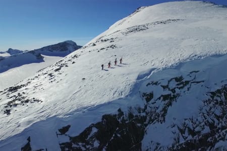 I NÆROMRÅDET: Tor Berge har vært flere steder i Norge for å vise fram naturen. Her i Jotunheimen. Foto: Skjermdump