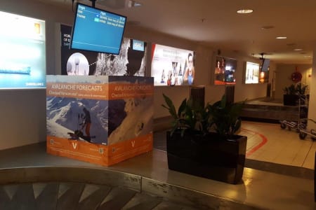 Med infokuber på flyplassene håper NVE å nå ut med informasjon om varsom.no til utenlandske skikjørere, og på den måten forebygge skredulykker. Foto: Svein Mortensen