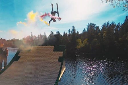 ÅPNINGSSEREMONI: Trondheim har fått sommerskisenter – nærmere bestemt i form av et hopp ved Kyvannet. Foto: Sondre Gråberg