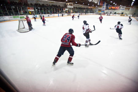 FOLKESPORT: Ishockey ligger kanadernes hjerte nært, og innbyggerne i Fernie stiler mannsterke opp når juniorlaget går i kamp mot nabobyen. Bilde: Christian Nerdrum