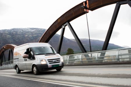 HVEM ER DETTE?: Fri Flyt-bilen kjører Sør-Norge rundt og viser skifilm, men nå når turneen skal nordover er det fly som gjelder. Men hvem er det som viser seg fram på dette bildet? Foto: Tore Meirik