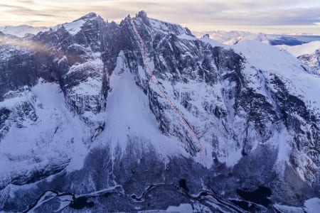 LINJA: Fiva-ruta går til høyre for selve Trollveggen. Her er linja til Jornet. Foto: Fra Jornets facebook