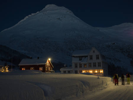 En tur til Blæja begynner ved det idylliske hotellet Villa Norangdal, midt mellom Sunnmøres høye tinder.