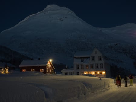 En tur til Blæja begynner ved det idylliske hotellet Villa Norangdal, midt mellom Sunnmøres høye tinder.