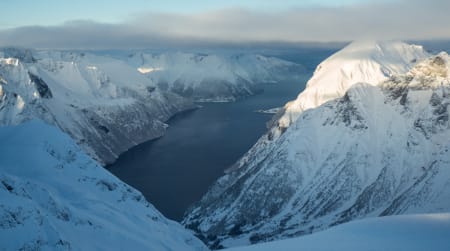 Toppunktet av Blæja gir deg utsikt utover hele den vakre Hjørundfjorden.