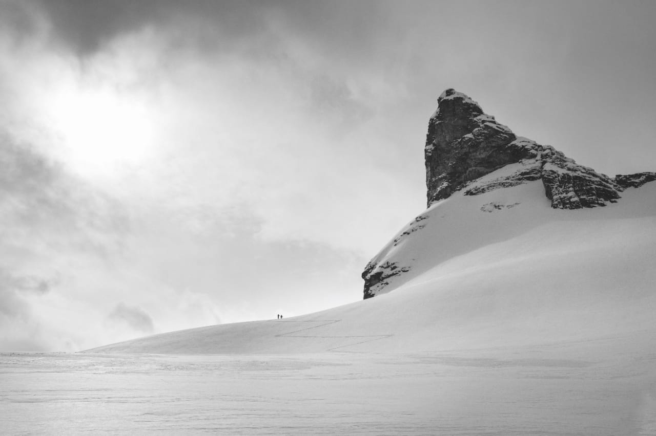 SPORLYS: Noen ganger er snøen hvit. Andre ganger grå, gul, eller blå. Maren Selvaag og Line Barane på opptur. Alle foto: Anki Grøthe