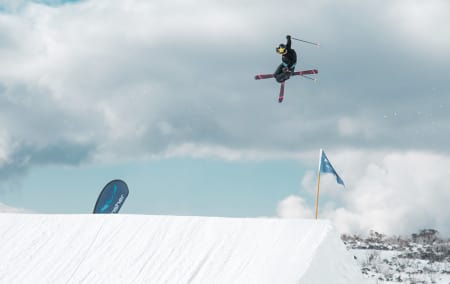 KILLING IT: Johanne Killi herjer i Perisher-parken i Australia. Foto: Luke Ocho Allen/ Nor Freeski