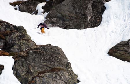 Telemarker Kristian Møkleby tar seg ned mellom berg,
lyng og fossefall.