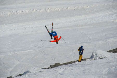 BACKFLIPKONGEN: Dennis Risvoll prøvde seg på konkurransens største backflip i kvaliken, men det endte dessverre med et sjeldent kræsj for kongen av baklengssalto. Foto: Olav Standal Tangen