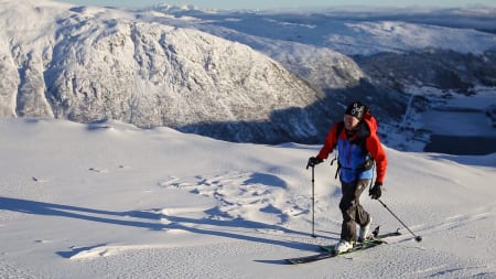 SOLOTUR: Bård Smestad går ofte på toppturer alene, og mener at andre også burde prøve det samme. Bilde: Christian Nerdrum