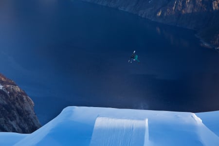 DE GODE DAGENE I GLOMFJORD: Øystein Bråten hopper inn mot den vakre fjorden i Glomfjord. Foto: Thomas Kleiven