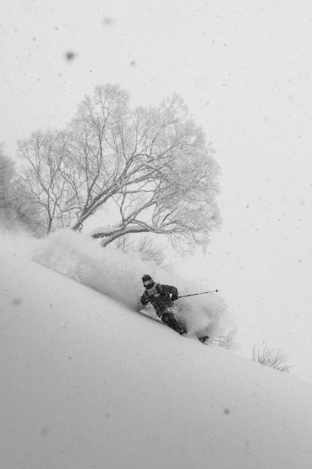 MYKT I MYOKO: Eric Pollard koser seg nær Myoko i Hakubadalen. Foto: Daniel Rönnbäck