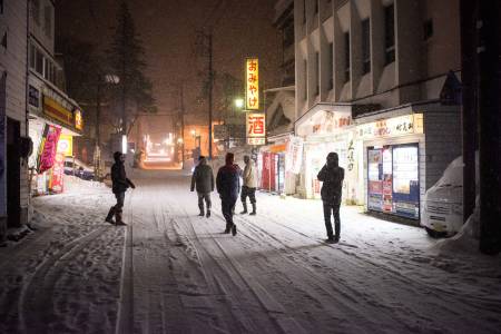 I SENTRUM: Hovedgata i Myoko byr på mange autentiske japanske opplevelsar. Her er det mogleg å finne små juvelar av nokon restaurantar som serverer mat du ikkje har sett maken til i Europa. Foto: Daniel Rönnbäck