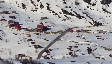 Snø til å skli helt tilbake til Turtagrø betyr også snø under teltet. Foto: Simen Berg.