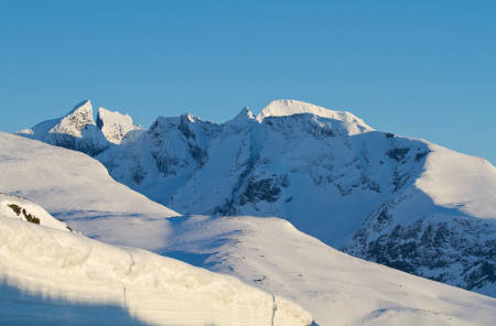 Dyrhaugsryggen foran Lauvnosa, Soleiebotntind, Ringstind og Austabotntind. Foto: Simen Berg.