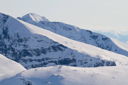 Dyrhaugsryggen foran Lauvnosa og Soleiebotntind fra Fannaråken. Foto: Simen Berg.