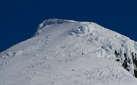 Øvre del av ryggen til Soleiebotntind har godt med snø. Foto: Simen Berg.