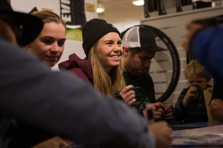 PREMIEREKLARE: Anja Alme Gardli (i midten) og Linn Cecilie Mæhlum er de første jentene som herjer i store fjell foran kameraene til Field Productions. Foto: Tore Meirik