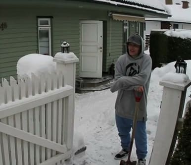 HYGGELIG VERT: Aleksander Aurdal tar selvsagt ansvar for å måke inngangspartiet når Fri Flyt kommer på besøk.