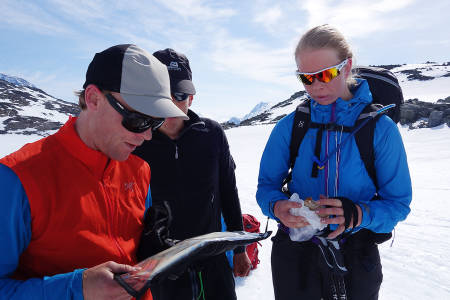 FINNER VEIEN: Stian Hagen studerer ruta sammen med Jannik Kvaal og Hildegunn Pettersen.