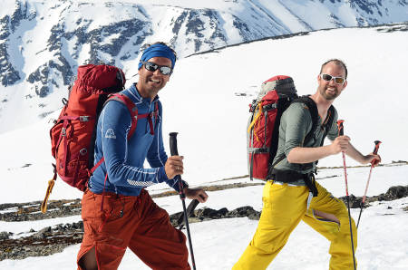 GLADE GUTTER: Bre og Fjell-guidene Gjert Grødal og Einar Løken har en bra arbeidsdag på vei mot Glittertind.