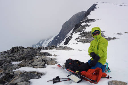 VÆR: På Galdhøpiggen fikk vi merke at sola ikke alltid skinner i Jotunheimen. Stian Hagen vurderer nedkjøringsalternativene.