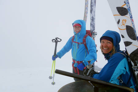 YES! At vi ikke ser mer en 30 meter, legger ingen demper på gleden ved å nå Norges høyeste fjell for Erlend Bremnes og Turid Kleveland.