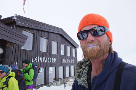 ENTUSIAST: På Leirvassbu møtte vi fotograf Johan Wildhagen, som har jobbet med planlegging og markedsføring av Haute Route Jotunheimen sammen med Stian Hagen.
