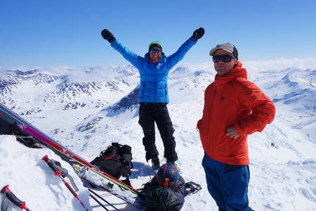 STOREBJØRN: Turid Kleveland slipper jubelen løs og Stian Hagen er lettet etter å ha nådd siste topp på Haute Route Jotunheimen.