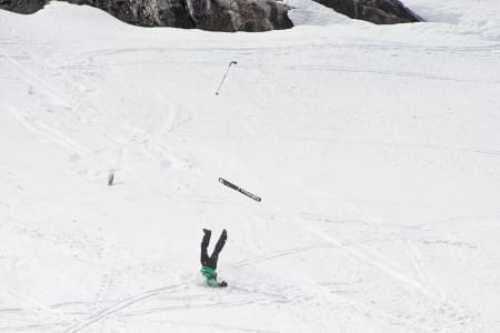 UTE AV GAMET: Her gås det totalt på trynet etter en backflip på klippebåndet midt i face´n. Foto: Vegard Breie