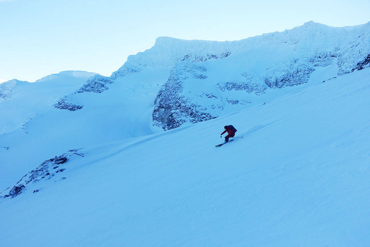 HA EN PLAN: Toppturen blir både bedre og tryggere med god planlegging. Her kjører Ingvild Farstad på Vinnubreen i Møre og Romsdal, med toppturklassikeren Dronningkrona i bakgrunnen. Foto: Tore Meirik