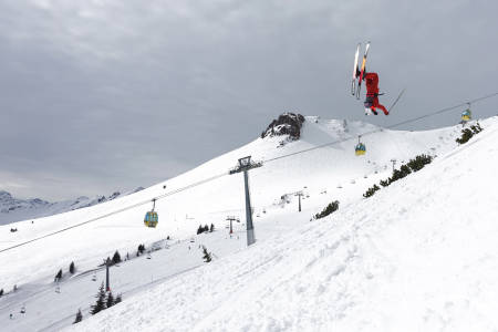 NESTEN SOM PÅ LEMON-SJØEN: Erland Skogum (15) gjør en svær backflip med heisen Reckmoos Süd i bakgrunnen.