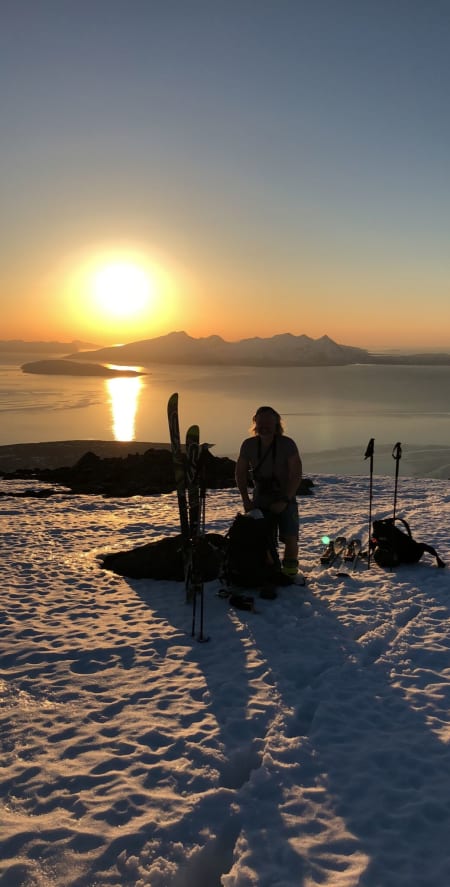 Benjamin i Lyngen på vårtur med familien.