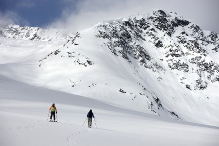 JA TIL HELIKOPTER HER: Lokalpolitikerne i Lyngen sier ja til heliskiing på eiendommen til Ola Giæver i Lyngen –mot rådmannens og ordførerens ønske, og med knapt flertall. Arkivfoto: Bård Basberg