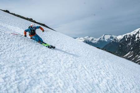 KLARE SEG SELV: Carl Peder er overlatt til seg selv og egne vurderinger på Stryn Sommerski. Men i morgen (journ anm neste episode) møter han Fred. Bilde: Christian Nerdrum